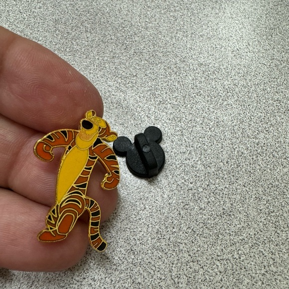 Disney Tigger pin trading pin Tigger from Winnie the Pooh - Picture 4 of 4